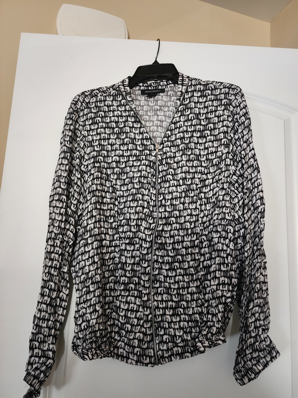 ✨️Ashley Stewart Black & White Printed Zip Blouse Size 14/16✨️ - Picture 5 of 5